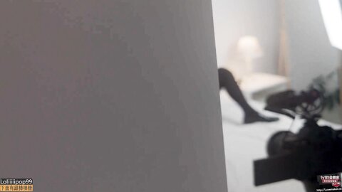 I Fucked My Streamer Roommate After I Caught Her Masturbating 我的室友竟是色情女