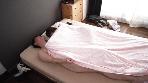 IPZZ-572 She Has Sex With A Guy She Just Met Yesterday, Spends Time With Him Lazily, And Then Has Sex With...