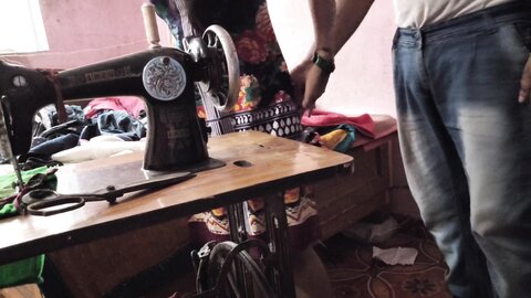 Kapada Silane Gai Ladaki Ko Darji Ne Acche Se Chod Diya