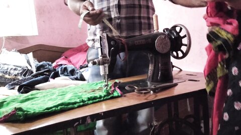 Kapada Silane Gai Ladaki Ko Darji Ne Acche Se Chod Diya