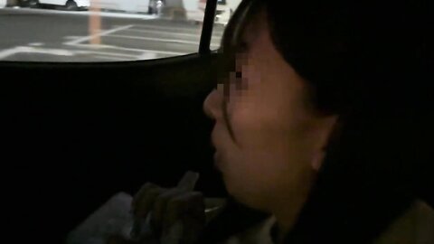 4706217-1 Une femme pâle qui a été saisie alors qu`elle faisait ses courses dans un supermarché tard dans la nuit et souillée** avec le bâton d`un inconnu après avoir manqué à ses obligations de remboursement.