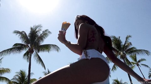 Vina Sky Great Day For A Stroll On South Beach With