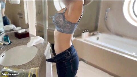 色白巨乳のお姉さん